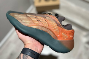 Adidas Yeezy 700 V3