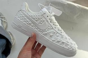 Nike Air Force 1 LV8
